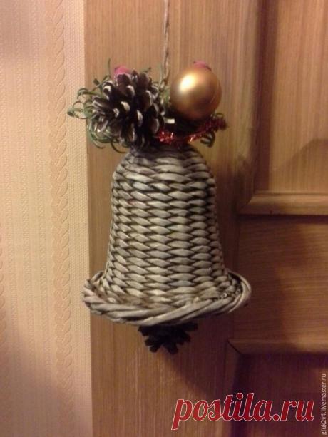 Делаем колокол из газетных трубочек