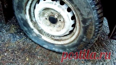 Как поменять колесо без домкрата Каждый автомобилист знает, насколько важно быть подготовленным в дороге. Однако в жизни случаются разные ситуации, и тот же домкрат не всегда оказывается под рукой. Ну, а проколами в дороге вообще никого не удивишь. Можно ли поменять колесо без домкрата, и как это сделать своими силами? На самом