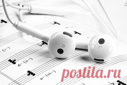 Россиянам назвали способ сохранить любимую музыку на фоне санкций. Музыкальный критик Илья Легостаев назвал россиянам способ, как сохранить любимую музыку на фоне санкций, когда многие западные исполнители начали отказываться от выступлений в России. Он отметил, что самым мрачным сценарием может стать то, что музыканты отзовут права на использование треков стриминговыми платформами.