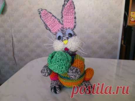 Вместо тельца у зайчишки яйцо.