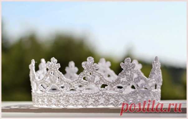 Корона крючком для вашей принцессы будет оригинальным украшением для девочки и уж точно затмит всех у новогодней елочки. Такая корона подойдет для костюма снежинки, которая будет уж точно настоящей снежной принцессой!