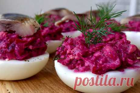 (1) Ленивая шуба на один укус за 5 минут - БУДЕТ ВКУСНО! - медиаплатформа МирТесен Во вкусе сочной селедки под шубой прекрасно все, кроме времени на готовку: очень уж хлопотным является это блюдо. Однако, процесс можно упростить и сделать ленивую вариацию салата. Готовится она ровно 5 минут, а порция шубы получается размером с яйцо: очень удобно для закусочного стола. Мы сварим