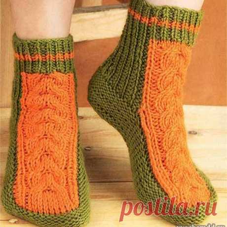 Двухцветные носки с косами