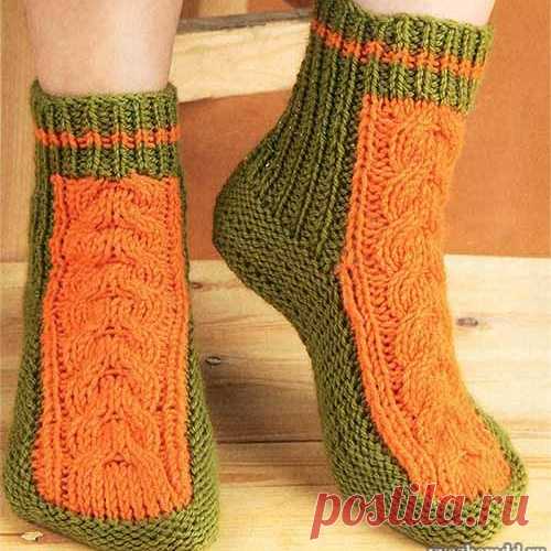 Двухцветные носки с косами