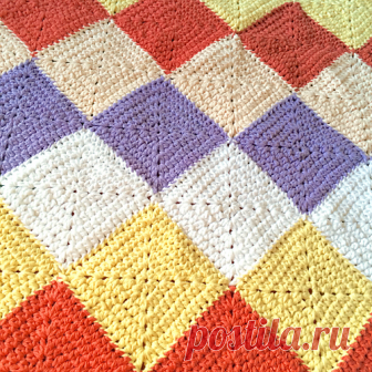 Квадратные мотивы бывают плотные и не очень. 
Ниже мастер-класс вязания плотного квадратного мотива показан очень подробно, шаг за шагом, что особенно важно для начинающих. При желании его можно связать огромным, если увеличить количество рядов, ведь Вы будете знать, как вязать каждый ряд и как вязать мотив, чтобы он получился именно квадратным.
Применяется такой мотив при вязании не только предметов для дома (покрывала, пледы, коврики и т.д.), но и одежды, сумок, шапок… п...