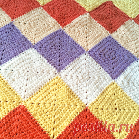 Квадратные мотивы бывают плотные и не очень. 
Ниже мастер-класс вязания плотного квадратного мотива показан очень подробно, шаг за шагом, что особенно важно для начинающих. При желании его можно связать огромным, если увеличить количество рядов, ведь Вы будете знать, как вязать каждый ряд и как вязать мотив, чтобы он получился именно квадратным.
Применяется такой мотив при вязании не только предметов для дома (покрывала, пледы, коврики и т.д.), но и одежды, сумок, шапок… п...