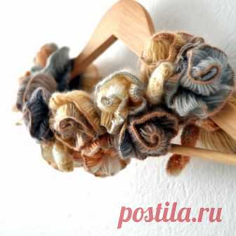 Шарф из вязаных роз