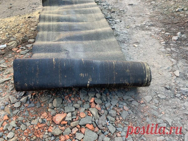Мастер из Узбекистана показал, как ровно и быстро разрезать рубероид вдоль без инструментов. Тот,... Рубероид очень хорошо зарекомендовал себя в качестве отсечной гидроизоляции между стеной и цоколем дома или между цоколем и фундаментом