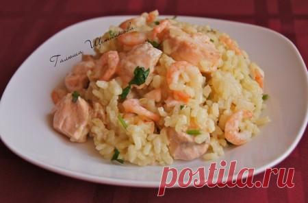 Ризотто с семгой Ризотто с семгой и креветками - это изысканное блюдо, которое сочетает в себе нежность семги и креветок с кремовой текстурой риса Арборио. Приготовление включает обжаривание лука и чеснока в смеси оливкового и сливочного масла, добавление шафрана для аромата и завершение блюда свежей петрушкой. Это блюдо идеально подходит для особых случаев или романтического ужина.