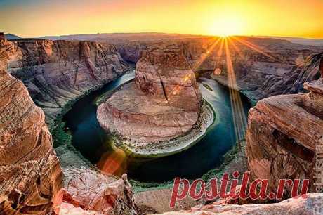 «Подкова» в Аризоне (Horseshoe Bend) — это всемирно известная природная достопримечательность. На территории национальной зоны отдыха каньона Глен река Колорадо опоясывает скалистые породы, формируя подковообразную меандру.