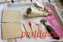 Слоеные трубочки - очень просто!
Такие, как в детстве! Все очень просто!
Вам потребуется:
слоеное тесто( бездрожжевое)
Швейцарское безе:
2 белка
150 г сахара
ванилин
Как готовить:
1. Слоеное тесто у меня было квадратиками. Я каждый квадратик разрезала на 4 полосочки, соединяла хорошо эти полосочки между собой и раскатывала всю полоску.
2. Конусы сделала из фольги. Накрутила на фольгу тесто (с нахлестом).
3. Пекла при 200 С до золотистого цвета.
4. Пока трубочки остывают, делаем крем - ш