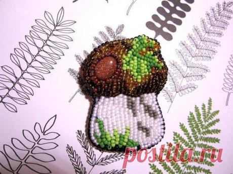 Создаем осенний боровичок из бисера Создаем осенний боровичок из бисераПотребуется:1. Бисер Presiosa 10/0: 23980, 38302, 43020, 17050, 14600, 59115.2. Бисер ТОНО 11/0: 044, 47D.3. Бисер коричневый (у меня китайский).4. Бисер мелкий 15 (у меня не сохранился номер).5. Кабошон авантюрина (имитация).6. Основа для броши.7....