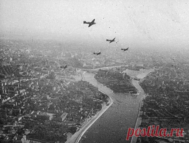 Великая Отечественная война запомнилась жителям Москвы бесконечными воздушными тревогами. Посылая бомбардировать столицу СССР всё новые и новые самолёты, Гитлер рассчитывал морально сломить дух горожан.