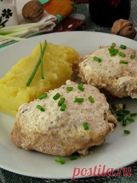 Вкуснейшая курочка в пряном сметанно-ореховом соусе! Мне безумно понравилось! Рекомендую попробовать и вам!!! Ингредиенты: 800 гр. курицы (любых частей, у меня бедра) 1 стакан грецких орехов 300 гр. сметаны 15% 3 зубчика чеснока соль, перец и хмели-сунели по вкусу растительное масло для жарки