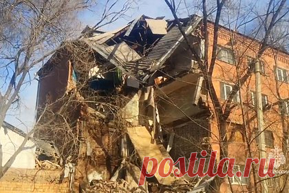 Обрушение жилого дома в российском городе попало на видео. В городе Черногорске Республики Хакасия частично рухнул пятиэтажный дом. Происшествие попало на видео. Как сообщает ведомство, обрушились крыша и часть стены дома коридорного типа. По предварительным данным, здание находится в аварийном состоянии. В пострадавшей части дома никто не проживал.