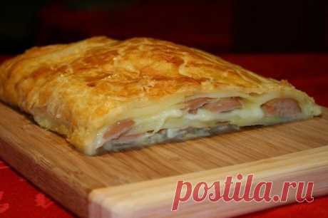Штрудель с картофелем и сосисками.