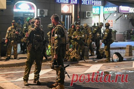 Десятки бойцов ЧВК «Вагнер» с оружием сдались полиции во время отхода колонн. Несколько десятков бойцов частной военной компании «Вагнер» с оружием сдались полиции после отхода колонн. Вооруженные люди подошли к полицейским и заявили, что не хотят возвращаться к своим, после чего отдали оружие и боеприпасы. Еще одна машина с бойцами сдалась в Липецкой области возле города Елец.