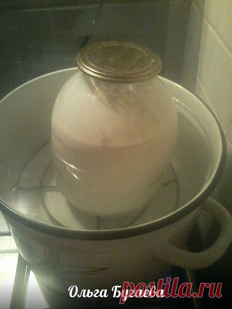 Домашний творог как масло

Я, конечно, не открою Америку, но всё же... Много я видела разных способов изготовления творога, а этот считаю самым чистым и эффективным.На вкус он тоже отличается от варёного в кастрюльке., хотя не все это заметят. Скажу лишь, что у меня на этот творог очередь всегда, и я уже не успеваю всех удовлетворить. ИТАК.

СТАВИМ молоко в банке скисать где-нибудь в тёплом месте, конечно крышку снять и накрыть железной или стеклянной, чтоб 