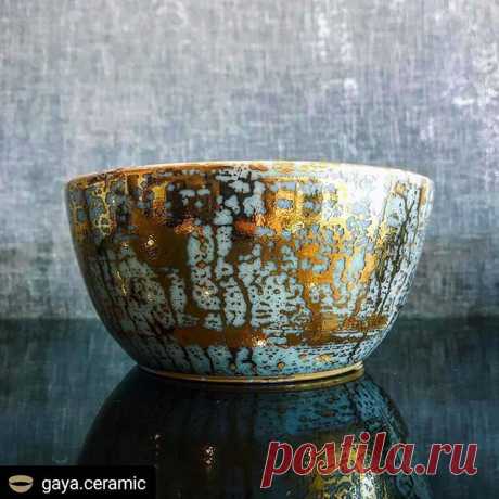 #Repost @gaya.ceramic
• • • • •
Gold Drizzle Glazed Accent Bowl. Handmade and beautiful
. 
Thanks @personalspacemb for the beautiful picture. 
If you are in L.A. check them out! .
.
#авторскаякерамика #декордома  #gayaceramic #interiordetails #ceramics #porcelain #makers #керамика #handmade #art #homedecor #customceramics #красиваяпосуда  #украшениеинтерьера #decoration #homedecore #porcelain