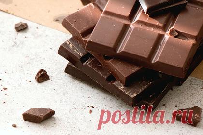 Диетолог назвала максимальную дневную дозу шоколада. В день можно съедать не больше 20 граммов темного шоколада без вреда для здоровья и фигуры после основного приема пищи, рассказала врач-гастроэнтеролог, диетолог Нурия Дианова. По словам Диановой, норма в 20 граммов действует при условии, что питание у человека сбалансированное.