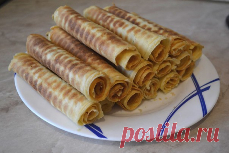 ВАФЛИ

Ингредиенты:

- 4 яйца
- 150 г сахара
- 250 г маргарина
- 200-250 г муки (чем меньше, тем рассыпчатее, я 200)
- щепотка ванилина

Приготовление:

Яйца взбить миксиром с сахором. 
Добавить растопленный маргарин, взбить.
Добавить ванилин.
Потихоньку добавлять муку и взбивать.
Форму смазать растительным маслом и выпекать.