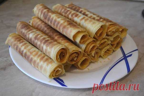 ВАФЛИ

Ингредиенты:

- 4 яйца
- 150 г сахара
- 250 г маргарина
- 200-250 г муки (чем меньше, тем рассыпчатее, я 200)
- щепотка ванилина

Приготовление:

Яйца взбить миксиром с сахором. 
Добавить растопленный маргарин, взбить.
Добавить ванилин.
Потихоньку добавлять муку и взбивать.
Форму смазать растительным маслом и выпекать.