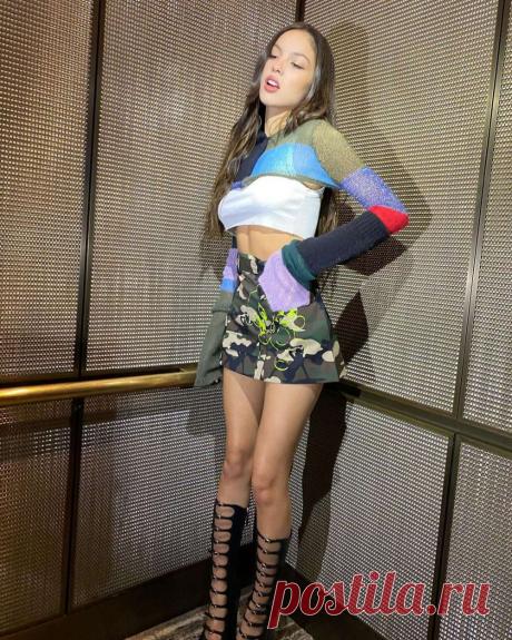 Оливия Родриго в короткой юбке с принтами - FashionView.ru - ВСЯ МОДА В ДЕТАЛЯХ На днях Оливия Родриго  улетела в Лондон. Где проводит время со своими друзьями. Гуляет, общается и иногда постит фотки в свой Instagram.