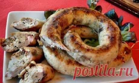 5 рецептов вкуснейшей домашней колбасы, приготовить которую самому не составит труда  У каждой хозяйки есть рецепт и секрет фирменного блюда, которым она готова удивить и порадовать своих гостей, родных и близких. Кто-то запекает мясо в духовке, приправляя всевозможными специями, а кто-то готовит картошку так, что слюнки текут от одного лишь запаха. Но сегодня мы расскажем вам о том, как приготовить домашнюю колбасу так, что за уши не оттянешь от стола, ибо пальчики оближе...