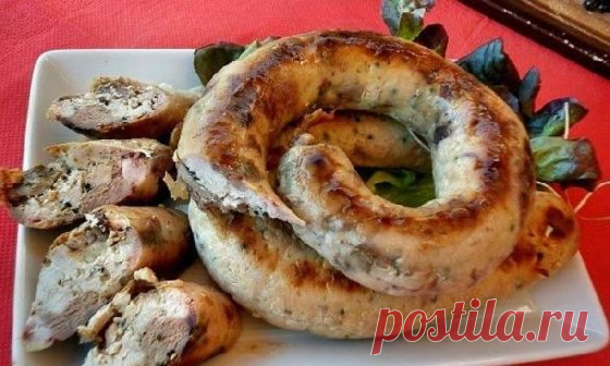 5 рецептов вкуснейшей домашней колбасы, приготовить которую самому не составит труда  У каждой хозяйки есть рецепт и секрет фирменного блюда, которым она готова удивить и порадовать своих гостей, родных и близких. Кто-то запекает мясо в духовке, приправляя всевозможными специями, а кто-то готовит картошку так, что слюнки текут от одного лишь запаха. Но сегодня мы расскажем вам о том, как приготовить домашнюю колбасу так, что за уши не оттянешь от стола, ибо пальчики оближе...