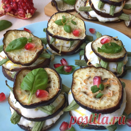 Вкусные пирамидки из баклажанов с фасолью  

Ингредиенты:
⠀ 
1 крупный или 2 средних баклажана 
60-70г стручковой фасоли 
200г творожного сыра, либо 100г мягкого творога+ 100г мягкого сыра (а-ля Каймак, Филадельфия или творожного, у меня мягкий творог+а-ля каймак) 
Пучок базилика 
Цедра 1 лимона 
Специи по вкусу - перец, соль 
Для подачи - базилик, зерна граната. 
⠀ 
Приготовление: 
Включаем духовку на t180. 
Нарезать баклажан кружочками 0.6-07см, разложить в один слой на ...