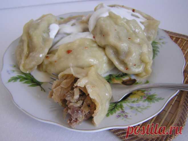 Колдуны

- Картофель — 1 кг
- Фарш мясной (свинина-говядина) — 250 г
- Лук репчатый (луковица большая) — 1 шт
- Сухари панировочные — 4 ст. л.
- Яйцо куриное — 2 шт
- Мука
- Сыр (твердый) — 100 г
- Масло растительное — 50 г
- Соль
- Перец
⠀

Картошку отварить в мундире до готовности в подсоленной воде. Дать немного остыть, почистить.
Натереть на крупной терке.
Пока варится картофель, луковицу мелко порезать, обжарить на растительном масле.
Добавляем панировочные сухари, жа...