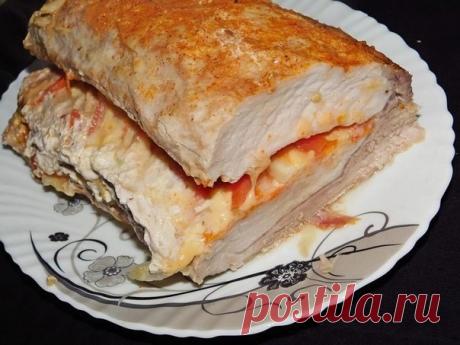 Буженина с морковью, помидорами и сыром

Ингредиенты: 
Свинина (карбонат) — 2 кг 
Смесь специй (паприка, зира, шафран, молотый перец) — по вкусу 
Соль — по вкусу 
Лук репчатый — 1–2 шт. 
Морковь — 1 шт. 
Чеснок — 4–6 зубчиков 
Помидоры — 2–3 шт. 
Сыр твердый — 100 г 

Приготовление: 
1. Кусок мяса разрежьте вдоль не до конца, а так, чтобы получилась книжка. Натрите мясо со всех сторон специями и измельченным чесноком. 
2. На одной из половинок разложите нарезанные лук и мо...