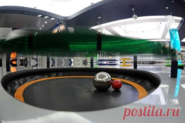Демонстрация гравитационного взаимодействия посредством намагниченных шариков.