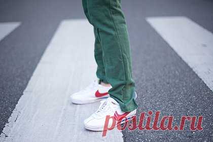 Кроссовки Nike из 70-х вновь стали трендом. Кроссовки Nike Cortez 1972 года выпуска вновь стали трендом благодаря знаменитостям. Среди поклонников Nike Cortez оказались американская актриса Кристен Стюарт, манекенщица Эмили Ратаковски, модель и телеведущая Алекса Чанг и создательница бренда одежды The Garment, стилистка София Роу.