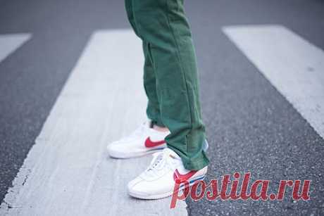 Кроссовки Nike из 70-х вновь стали трендом. Кроссовки Nike Cortez 1972 года выпуска вновь стали трендом благодаря знаменитостям. Среди поклонников Nike Cortez оказались американская актриса Кристен Стюарт, манекенщица Эмили Ратаковски, модель и телеведущая Алекса Чанг и создательница бренда одежды The Garment, стилистка София Роу.