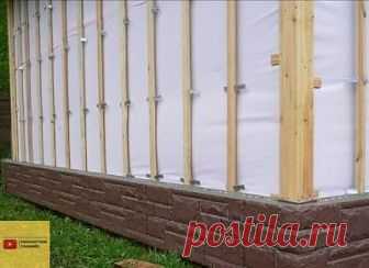 Обрешетка под сайдинг 
 
Обрешетка под сайдинг может быть как вертикальной, так и горизонтальной в зависимости от варианта облицовки сайдингом. Так, например, при горизонтальной обшивке фасада сайдингом обрешетку монтируют вертикально и, наоборот, при вертикальном монтаже сайдинговых панелей. 
В зависимости от того будет ли производится утепление может потребоваться контр обрешетка т. е. второстепенная решетка из металлопрофиля или деревянных реек нашиваемая поверх основно...