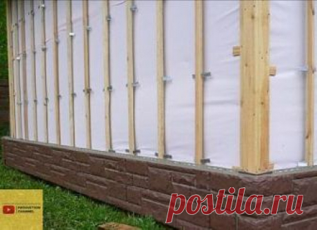 Обрешетка под сайдинг 
 
Обрешетка под сайдинг может быть как вертикальной, так и горизонтальной в зависимости от варианта облицовки сайдингом. Так, например, при горизонтальной обшивке фасада сайдингом обрешетку монтируют вертикально и, наоборот, при вертикальном монтаже сайдинговых панелей. 
В зависимости от того будет ли производится утепление может потребоваться контр обрешетка т. е. второстепенная решетка из металлопрофиля или деревянных реек нашиваемая поверх основно...