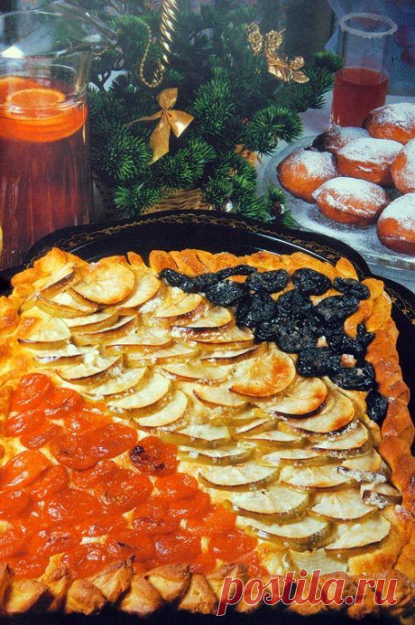 Для приготовления блюда Праздничный пирог  из яблок, кураги и чернослива необходимы следующие ингредиенты: 500 гр молока, 5 яичных желтков, две столовые ложки сахара, растительное масло, 100 гр масла сливочного, 25 гр дрожжей свежих, 1,2 кг муки, соль на пробу.