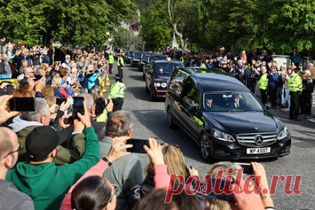 Люди вышли на улицы во время отправки гроба с телом Елизаветы II из Балморала. Британцы выстроились вдоль улиц во время отправки гроба с телом Елизаветы II из Балморала в Эдинбург. Катафалк с гробом королевы выехал из замка Балморал в сопровождении дочери Елизаветы II Анны и ее мужа. Похоронный кортеж совершил шестичасовое путешествие, проехав 280 километров.
