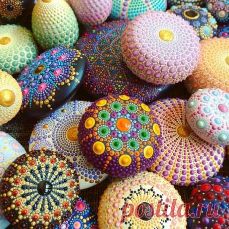 Искусство от dots by lina 
 
Dot-art — одна из разновидностей точечной росписи, получившая в последнее время широкую популярность. Крупные, объёмные точки-горошины, сплетаясь в ажурные узоры мандал, поражают своей красотой, геометрически выверенным рисунком.