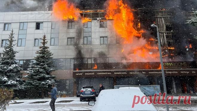 В Набережных Челнах загорелся отель Kamarooms Business Hotel &amp; SPA. Пожар начался в отеле Kamarooms Business Hotel & amp; SPA, расположенном в городе Набережные Челны в Республике Татарстан. Об этом сообщило местное издание KazanFirst. В публикации указано, что пламя почти полностью охватило фасад здания. ...