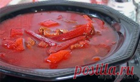 Борщ с боровиками.
Разновидностей борщей много, наш – с боровиками, без картофеля, но со свеклой, луком, томатом, а при подаче к столу еще и со сметаной. Отварной картофель подается к борщу отдельно. Рецепт литовской кухни, попробуйте и добавьте еще одно блюдо в вашу записную книжку.