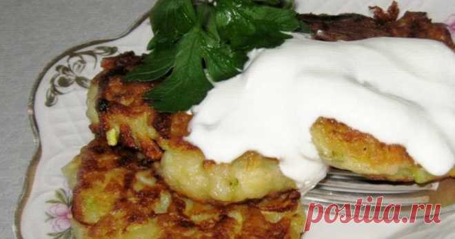 Кабачковые оладьи с картошкой Вкусные оладьи нежнейшей консистенции. Семья будет очень довольна!