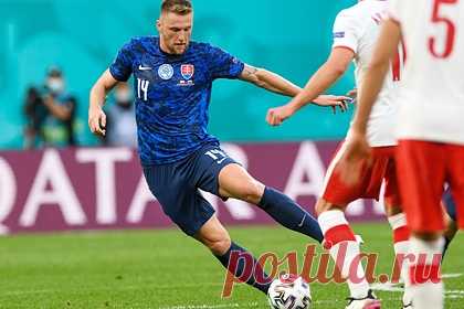 Футболист Словакии объяснил автогол в матче с Россией. Защитник сборной Словакии Милан Шкриньяр прокомментировал свой автогол в матче отборочного турнира к чемпионату мира 2022 года против команды России. Спортсмен заявил, что в этом эпизоде ему и партнерам не хватило взаимопонимания. «Я зря тянулся за мячом в падении и не видел, есть ли за мной игрок», — объяснил он.