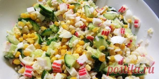 Салат из крабовых палочек классический - рецепты приготовления с фото Салат из крабовых палочек классический любим очень многими людьми и часто встречается на простом или праздничном столах. Читайте несколько рецептов приготовления этого блюда.