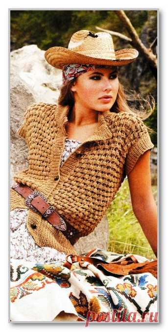 Вязание спицами. Фотогалерея женских вязанных моделей. Прямой короткий жилет на пуговицах, с ажурным узором. Размер: 36-38 (40-42; 44-46)