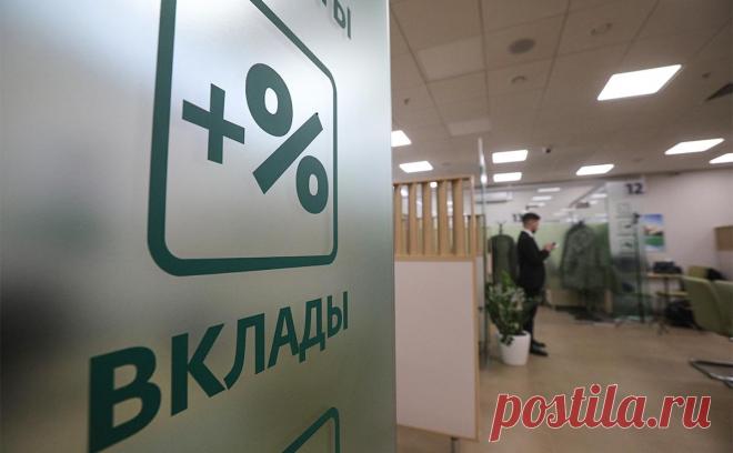 Рост ставки ЦБ сократил число будущих плательщиков «налога на вклады». Ужесточение денежно-кредитных условий в России позволит некоторым вкладчикам не платить НДФЛ на доходы от депозитов. С учетом средних рыночных ставок налог должны будут перечислить граждане со сбережениями в банках от ₽1,3 млн