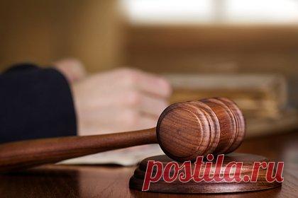 Российский пенсионер расправился с товарищами и закопал их в яме. В Курской области суд рассмотрит дело 63-летнего пенсионера, расправившегося с двумя знакомыми. 14 мая фигурант пригласил к себе двух товарищей, мужчину и женщину, под предлогом застолья. Они пришли в безлюдное место около села Полянское Курского района. Тогда обвиняемый достал огнестрельное оружие и выстрелил.