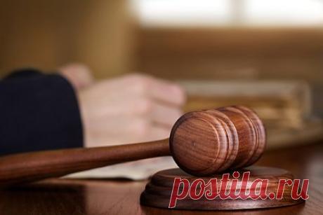 Российский пенсионер расправился с товарищами и закопал их в яме. В Курской области суд рассмотрит дело 63-летнего пенсионера, расправившегося с двумя знакомыми. 14 мая фигурант пригласил к себе двух товарищей, мужчину и женщину, под предлогом застолья. Они пришли в безлюдное место около села Полянское Курского района. Тогда обвиняемый достал огнестрельное оружие и выстрелил.