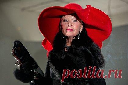 Друзья Светличной заявили о насильном удерживании актрисы в психбольнице. Актрису Светлану Светличную могут насильно удерживать в психиатрической клинике. Друзья Светличной заявили, что не верят в то, что актриса подписала согласие о запрете свиданий с «любимыми друзьями». При этом директор гильдии актеров Валерия Гущина отметила, что у сына артистки не «было выбора».